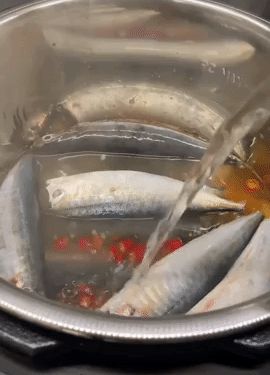 Cá kho rục xương mềm ngon mà không bị nát, thao tác cực đơn giản! - Hình 3