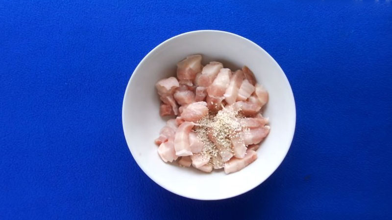 Cách làm thịt ba chỉ rim chua ngọt cho bữa cơm tối - Hình 4