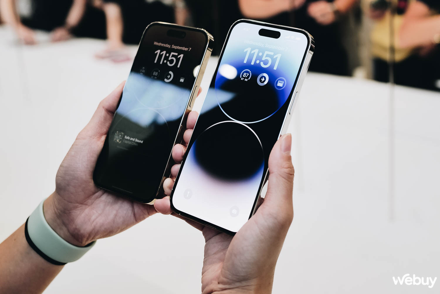 Cận cảnh iPhone 14 Pro tại sự kiện Apple: Thiết kế Dynamic Island, màu tím mới, loại bỏ khay SIM, giá không đổi - Hình 14