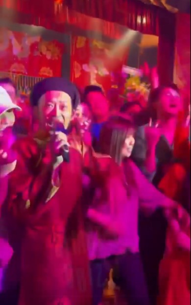 Hoài Linh quẩy bar sàn cực sung tại nhà thờ Tổ 100 tỷ sau ồn ào từ thiện, netizen liền mỉa mai - Hình 8