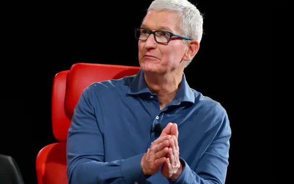 Người dùng than gửi tin nhắn sang máy Android chậm, Tim Cook đáp trả: Hãy mua cho mẹ cậu 1 chiếc iPhone - Hình 1