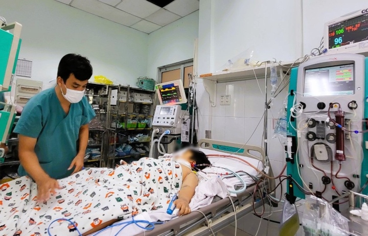 Nhiều trẻ sốt xuất huyết gặp biến chứng nặng, động đâu cũng chảy máu - Hình 1