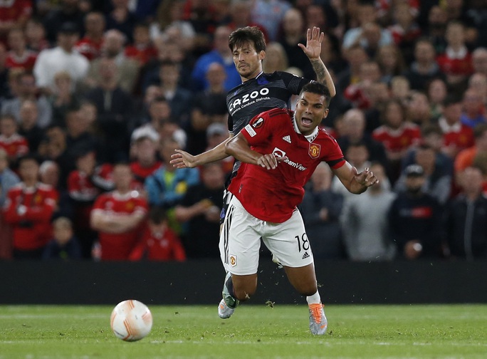 Vợ của tân binh Man United thả rông vòng 1 khi chuyển nhà cùng chồng - Hình 2