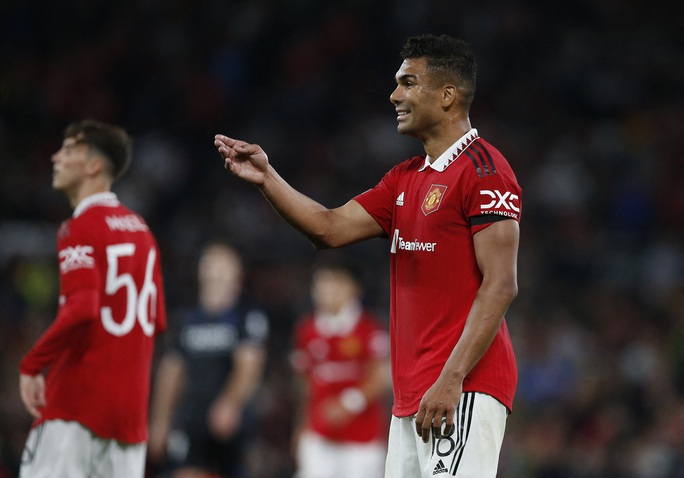 Vợ của tân binh Man United thả rông vòng 1 khi chuyển nhà cùng chồng - Hình 4