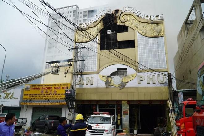 Vụ cháy karaoke ở Bình Dương: Nếu phòng hát có chốt trong, nhiều người phải chịu trách nhiệm - Hình 2