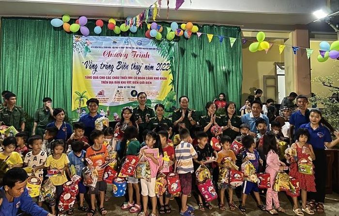 Vui Tết Trung thu với trẻ em khu vực biên giới - Hình 6