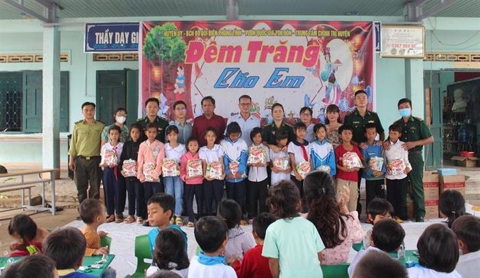 Vui Tết Trung thu với trẻ em khu vực biên giới - Hình 1