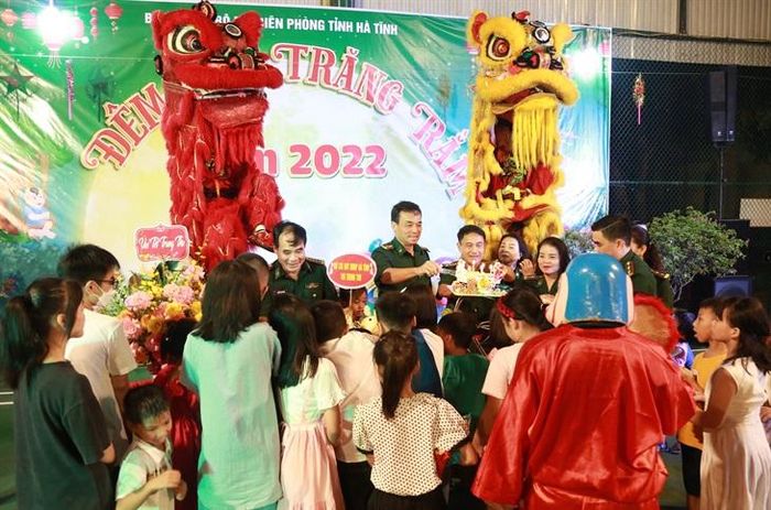 Vui Tết Trung thu với trẻ em khu vực biên giới - Hình 2