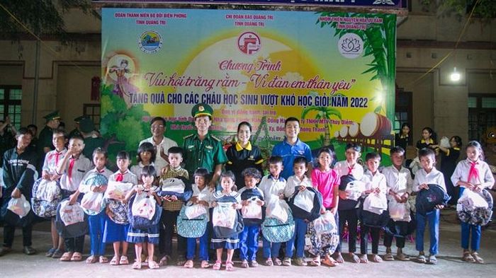 Vui Tết Trung thu với trẻ em khu vực biên giới - Hình 3