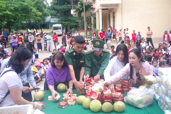 Vui Tết Trung thu với trẻ em khu vực biên giới - Hình 4