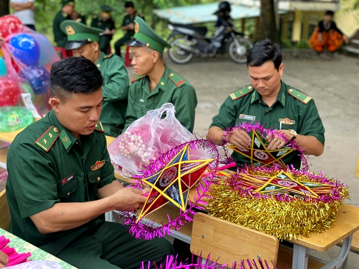 Vui Tết Trung thu với trẻ em khu vực biên giới - Hình 5