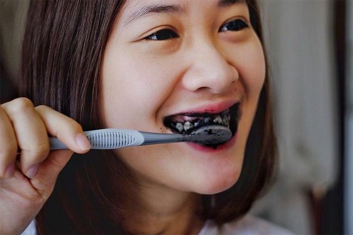 6 cách làm sạch cao răng tại nhà từ nguyên liệu tự nhiên, răng trắng bóng, giảm hôi miệng - Hình 2