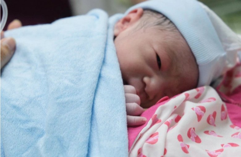 Công dân nhí đầu tiên chào đời đón năm mới 2023 là bé gái sinh thường nặng 2,8kg - Hình 6