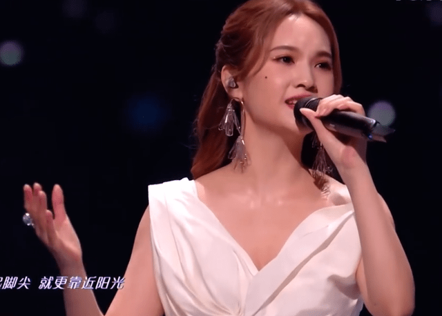 Dương Tử làm trò hề, hát nhép 'không hề giả trân, Dương Mịch được netizen khuyên đừng đi hát - Hình 10