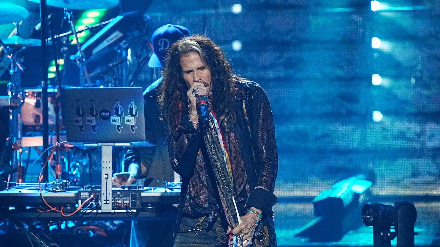 Giám khảo American idol bị buộc tội xâm phạm trẻ vị thành niên - Hình 1