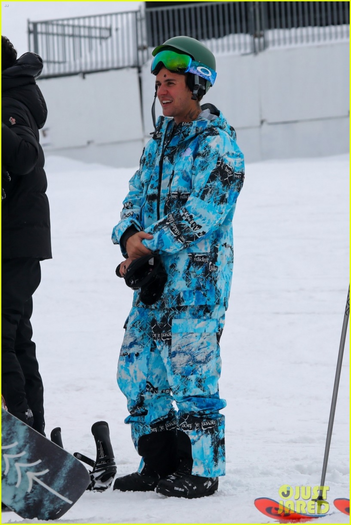 Justin Bieber hào hứng đi trượt tuyết trong ngày đầu năm mới - Hình 1