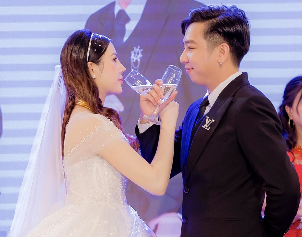 Lý Tuấn Kiệt (HKT) lần đầu công khai lên chức bố: Mở bát nhóc tỳ 2023 - Hình 11