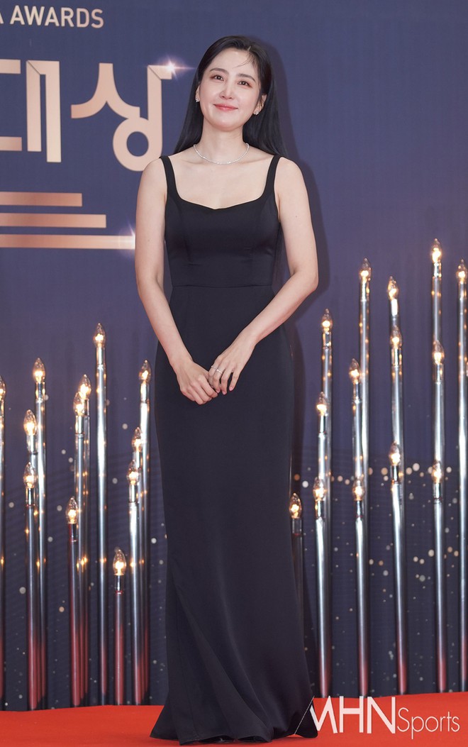 Thảm đỏ KBS Drama Awards: Seohyun và nàng cháo Vườn Sao Băng sắc vóc tuyệt mỹ đè bẹp Krystal, Ha Ji Won - D.O. (EXO) dẫn đầu đoàn sao váy áo lộng lẫy - Hình 23