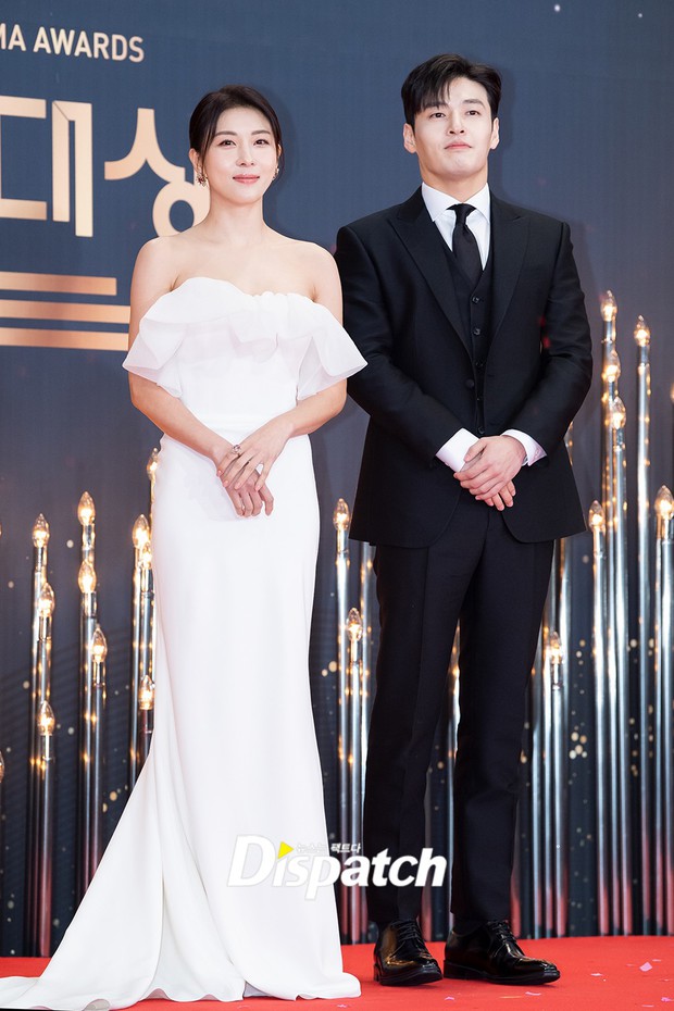 Thảm đỏ KBS Drama Awards: Seohyun và nàng cháo Vườn Sao Băng sắc vóc tuyệt mỹ đè bẹp Krystal, Ha Ji Won - D.O. (EXO) dẫn đầu đoàn sao váy áo lộng lẫy - Hình 9