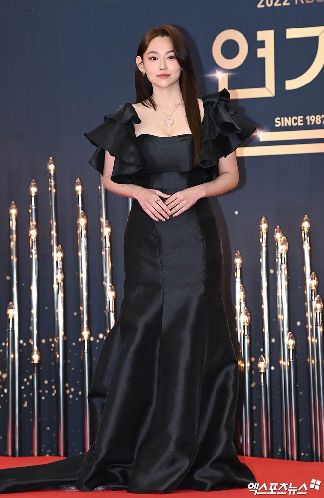 Thảm đỏ KBS Drama Awards: Seohyun và nàng cháo Vườn Sao Băng sắc vóc tuyệt mỹ đè bẹp Krystal, Ha Ji Won - D.O. (EXO) dẫn đầu đoàn sao váy áo lộng lẫy - Hình 16