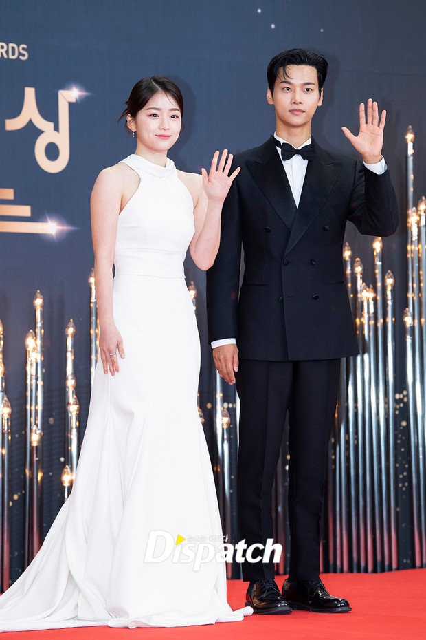 Thảm đỏ KBS Drama Awards: Seohyun và nàng cháo Vườn Sao Băng sắc vóc tuyệt mỹ đè bẹp Krystal, Ha Ji Won - D.O. (EXO) dẫn đầu đoàn sao váy áo lộng lẫy - Hình 19