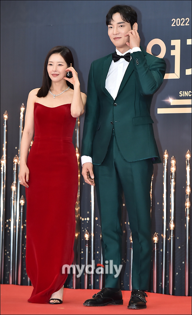 Thảm đỏ KBS Drama Awards: Seohyun và nàng cháo Vườn Sao Băng sắc vóc tuyệt mỹ đè bẹp Krystal, Ha Ji Won - D.O. (EXO) dẫn đầu đoàn sao váy áo lộng lẫy - Hình 29