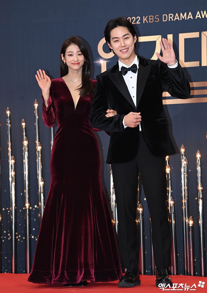 Thảm đỏ KBS Drama Awards: Seohyun và nàng cháo Vườn Sao Băng sắc vóc tuyệt mỹ đè bẹp Krystal, Ha Ji Won - D.O. (EXO) dẫn đầu đoàn sao váy áo lộng lẫy - Hình 27