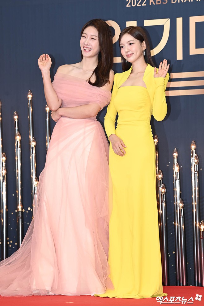 Thảm đỏ KBS Drama Awards: Seohyun và nàng cháo Vườn Sao Băng sắc vóc tuyệt mỹ đè bẹp Krystal, Ha Ji Won - D.O. (EXO) dẫn đầu đoàn sao váy áo lộng lẫy - Hình 30