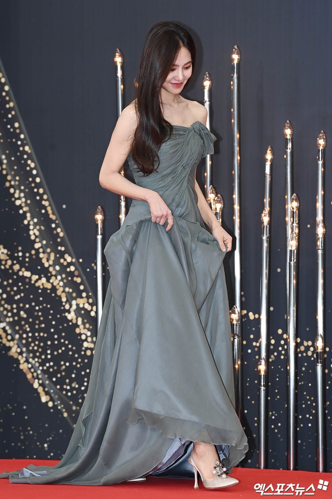 Thảm đỏ KBS Drama Awards: Seohyun và nàng cháo Vườn Sao Băng sắc vóc tuyệt mỹ đè bẹp Krystal, Ha Ji Won - D.O. (EXO) dẫn đầu đoàn sao váy áo lộng lẫy - Hình 31