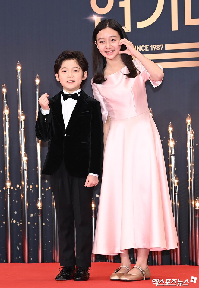 Thảm đỏ KBS Drama Awards: Seohyun và nàng cháo Vườn Sao Băng sắc vóc tuyệt mỹ đè bẹp Krystal, Ha Ji Won - D.O. (EXO) dẫn đầu đoàn sao váy áo lộng lẫy - Hình 35