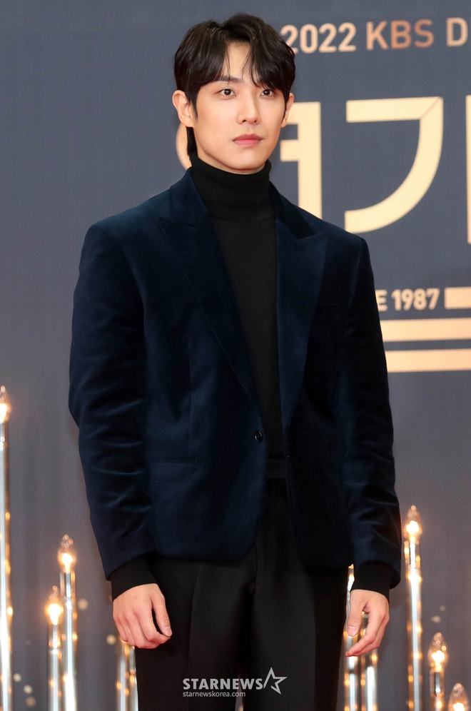 Thảm đỏ KBS Drama Awards: Seohyun và nàng cháo Vườn Sao Băng sắc vóc tuyệt mỹ đè bẹp Krystal, Ha Ji Won - D.O. (EXO) dẫn đầu đoàn sao váy áo lộng lẫy - Hình 21