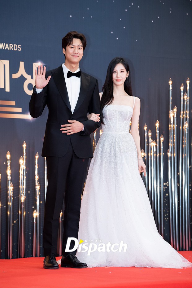 Thảm đỏ KBS Drama Awards: Seohyun và nàng cháo Vườn Sao Băng sắc vóc tuyệt mỹ đè bẹp Krystal, Ha Ji Won - D.O. (EXO) dẫn đầu đoàn sao váy áo lộng lẫy - Hình 1