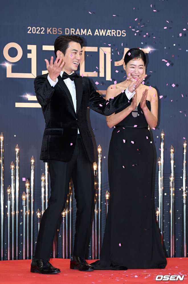 Thảm đỏ KBS Drama Awards: Seohyun và nàng cháo Vườn Sao Băng sắc vóc tuyệt mỹ đè bẹp Krystal, Ha Ji Won - D.O. (EXO) dẫn đầu đoàn sao váy áo lộng lẫy - Hình 25
