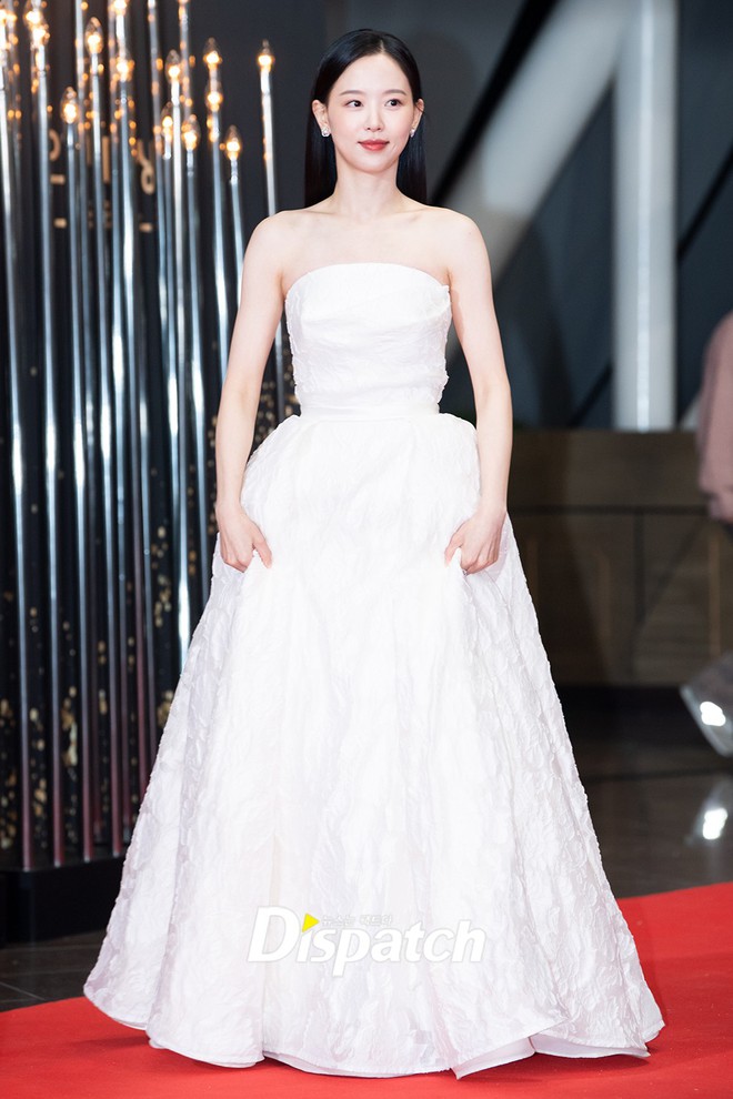 Thảm đỏ KBS Drama Awards: Seohyun và nàng cháo Vườn Sao Băng sắc vóc tuyệt mỹ đè bẹp Krystal, Ha Ji Won - D.O. (EXO) dẫn đầu đoàn sao váy áo lộng lẫy - Hình 14