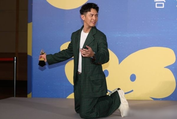 Kha Chấn Đông Cô gái năm ấy chúng ta theo đuổi biến dạng gương mặt vì sự cố nổ máy bay - Hình 9