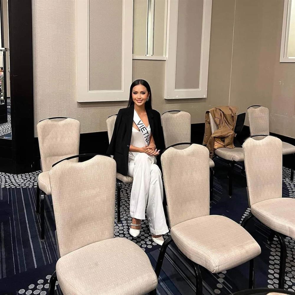 Ngọc Châu nhận giải lớn khi mặc áo của mẹ vào phỏng vấn kín, Miss Universe Spain bị chê 'gái ngành' - Hình 1