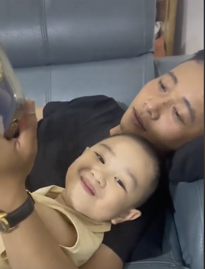 Quang Linh số khổ: Hết Lindo rồi đến cậu bé Tuti 'báo', phơi bày đời tư, người tình bí mật bị lộ - Hình 5