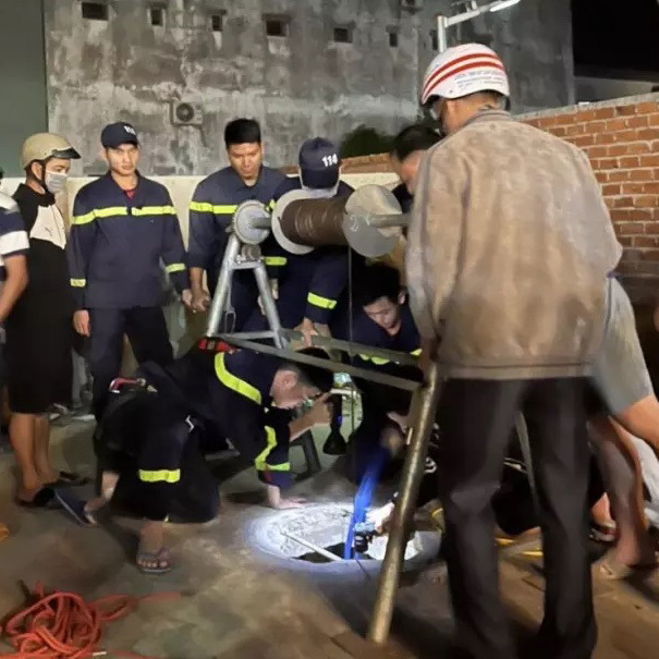 Nghẹt thở với hành trình giải cứu hai cha con ở Đắk Lắk mắc kẹt dưới giếng sâu bỏ hoang - Hình 1