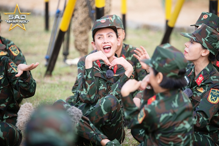 Trang Hý gây tranh cãi vì hành động kém duyên trong Sao Nhập Ngũ, còn đòi kết đôi cùng binh sĩ - Hình 9