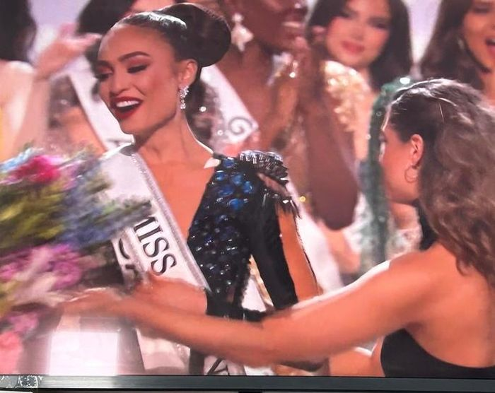 Chung kết Miss Universe: Hoa hậu Mỹ bị tố gian lận, Harnaaz Sandhu vấp té ở màn final walk - Hình 1