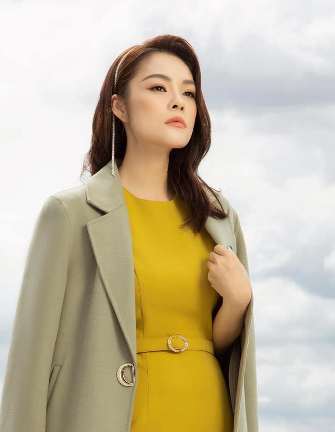Dương Cẩm Lynh tự tin ra đường, gặp báo chí, chia sẻ về tình yêu sau khi trả hết nợ trong vài ngày - Hình 8