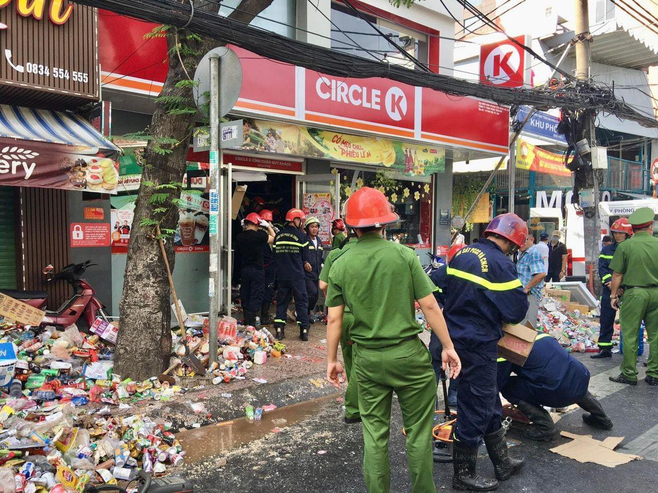 Vụ sập cửa hàng Circle K ở TP.HCM: Hiện trường nhiều người bị mắc kẹt, 1 học sinh lớp 9 qua đời - Hình 8