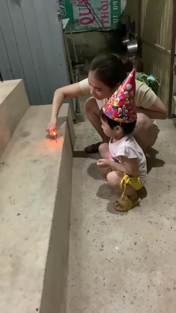 Bóc trần sự thật bé gái không có bánh kem sinh nhật, thổi hộp quẹt thay nến: Chính quyền lên tiếng - Hình 13