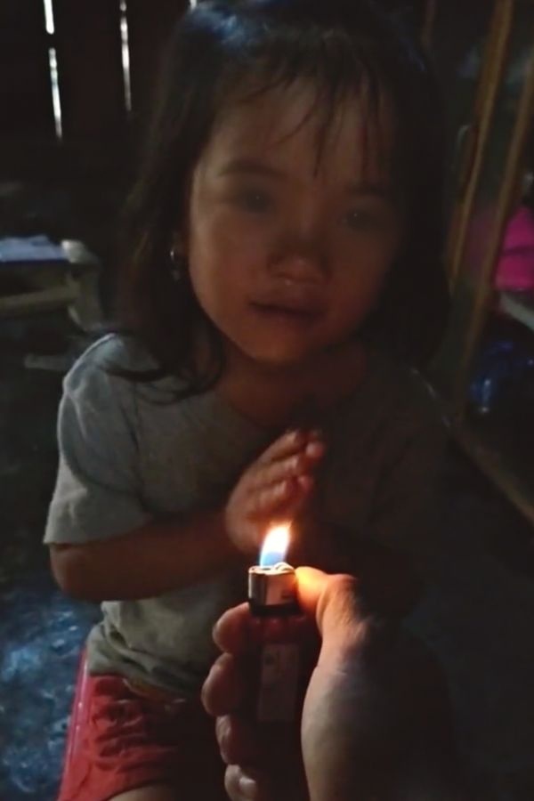 Bóc trần sự thật bé gái không có bánh kem sinh nhật, thổi hộp quẹt thay nến: Chính quyền lên tiếng - Hình 1
