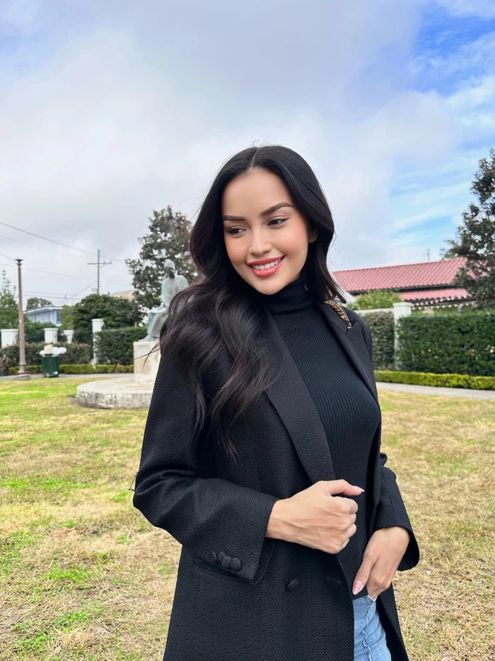 Ngọc Châu bén lẹm đón Tết tại Mỹ, outfit kín bưng vẫn đủ lấn át dàn thí sinh Miss Universe - Hình 5
