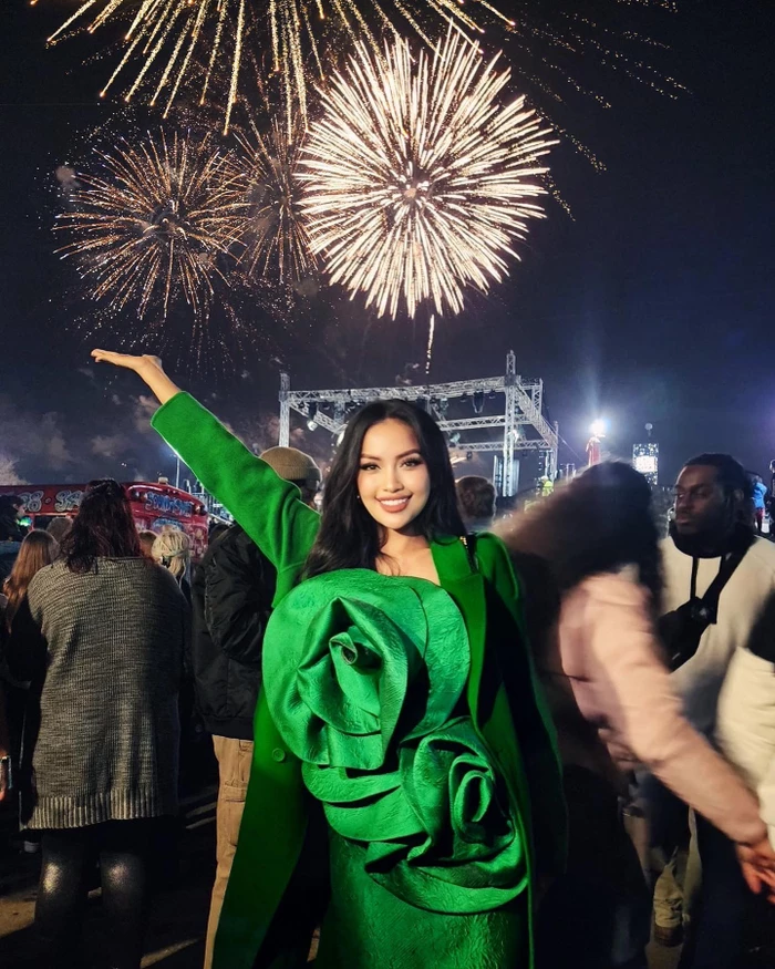 Ngọc Châu bén lẹm đón Tết tại Mỹ, outfit kín bưng vẫn đủ lấn át dàn thí sinh Miss Universe - Hình 1