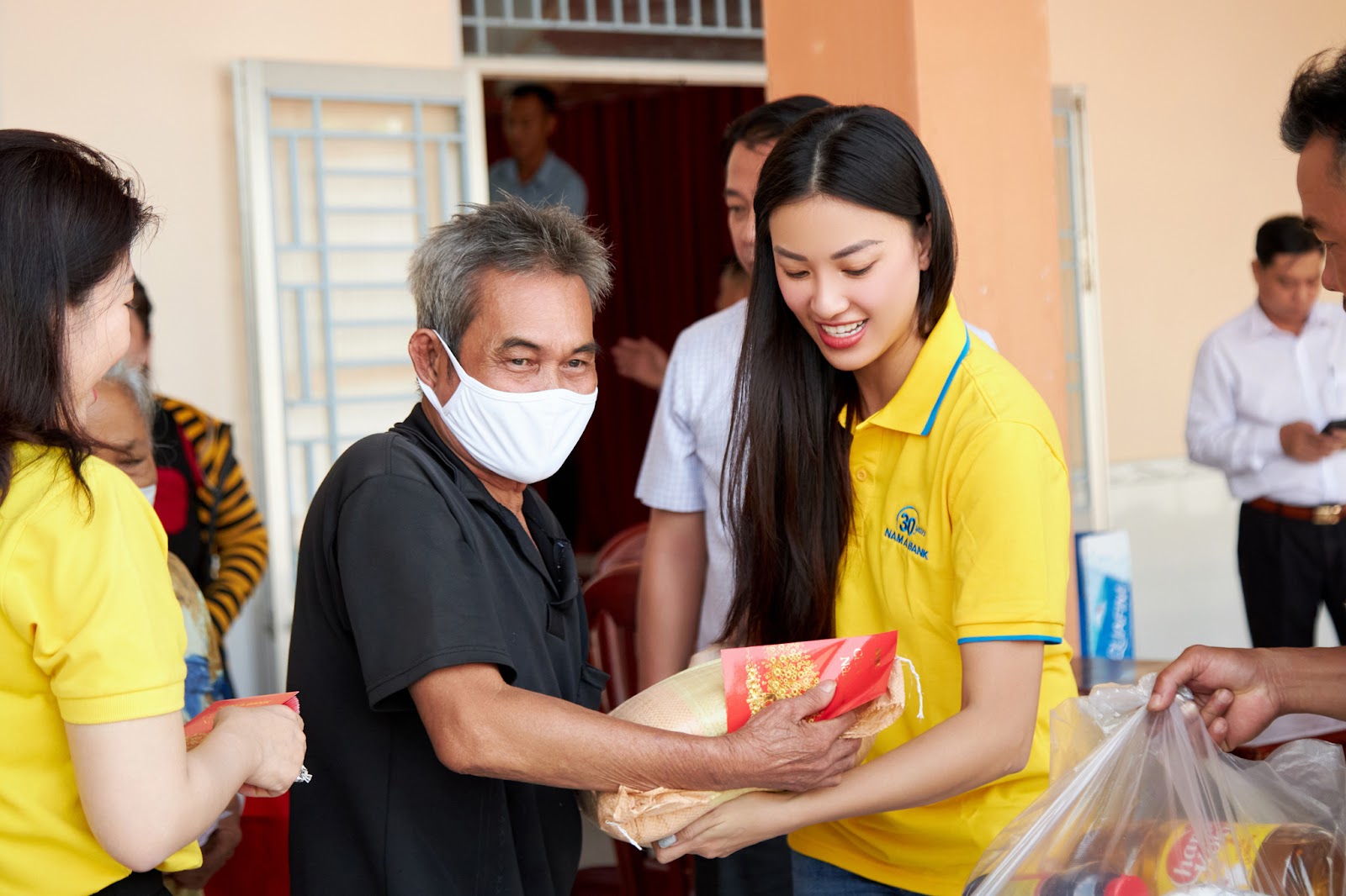 Á hậu Kim Duyên dùng tiền thưởng nóng làm từ thiện, trao quà Tết cho bà con Cần Thơ - Hình 2