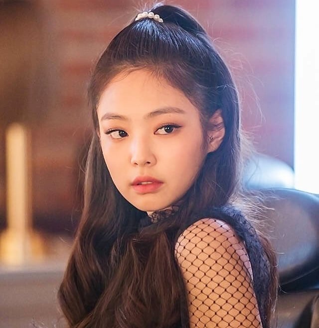 Jennie (BLACKPINK) liên tục bị chỉ trích, V (BTS) có thái độ gây tranh cãi, lộ diện người đặc biệt - Hình 12