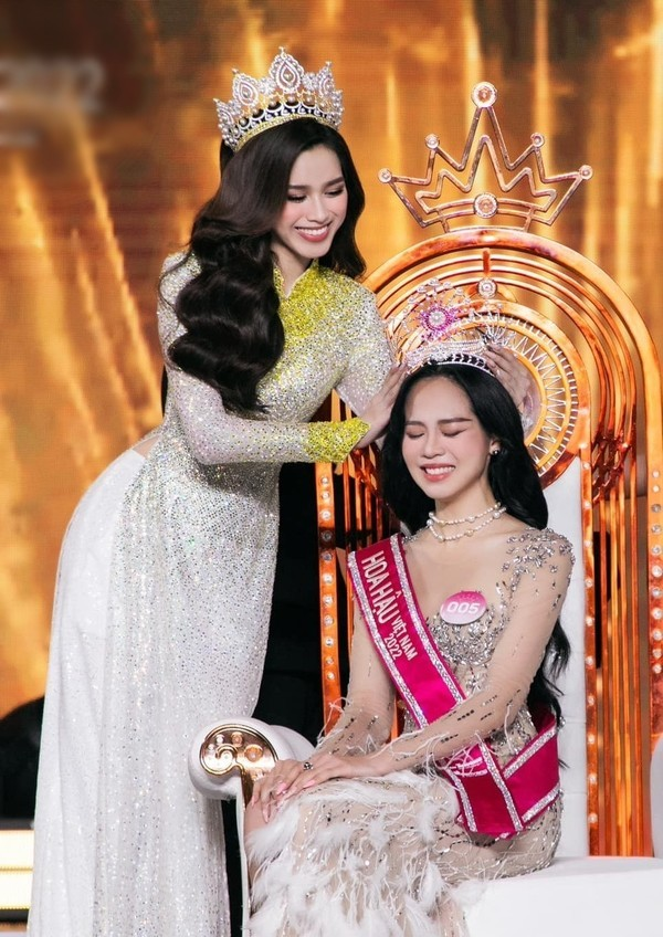 Hoa hậu Mai Phương bất chấp nhảy nhót giữa sân bay khiến fan ngán ngẩm, Thanh Thủy bị ghẻ lạnh? - Hình 6