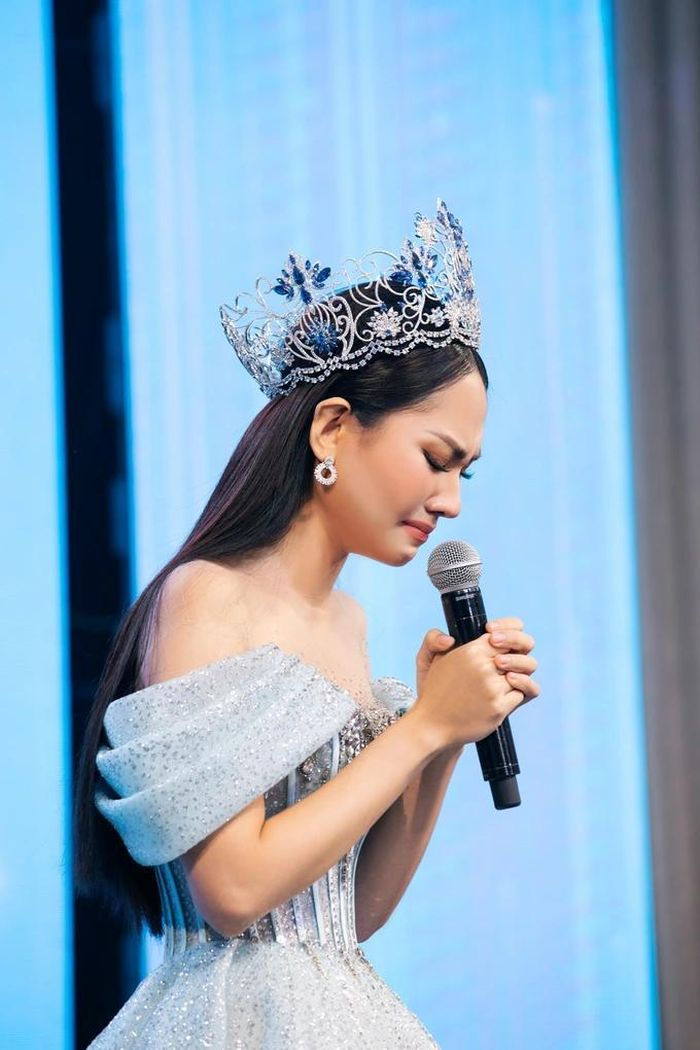 Hoa hậu Mai Phương bất chấp nhảy nhót giữa sân bay khiến fan ngán ngẩm, Thanh Thủy bị ghẻ lạnh? - Hình 12